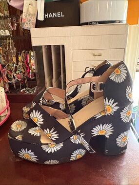 Daisy Print Platform Mary Jane Heels - Black